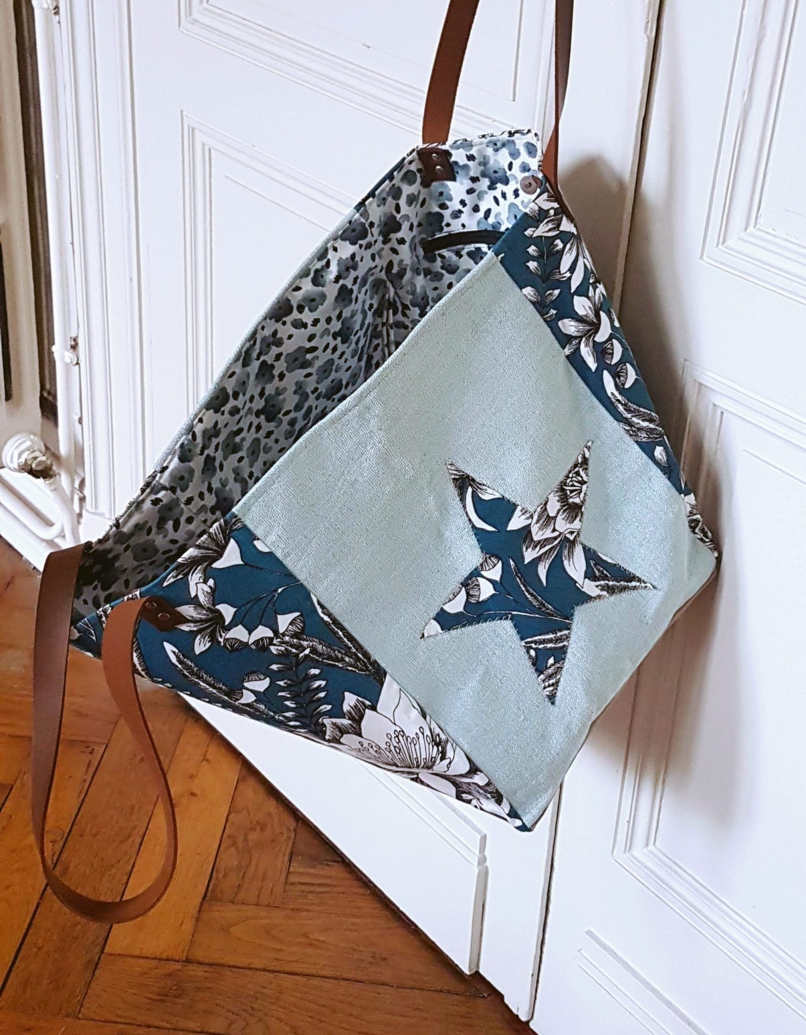 Cabas XL dans les tons bleus en velours et coton. Vue de côté. Cabas XL tons bleus vue de côté.