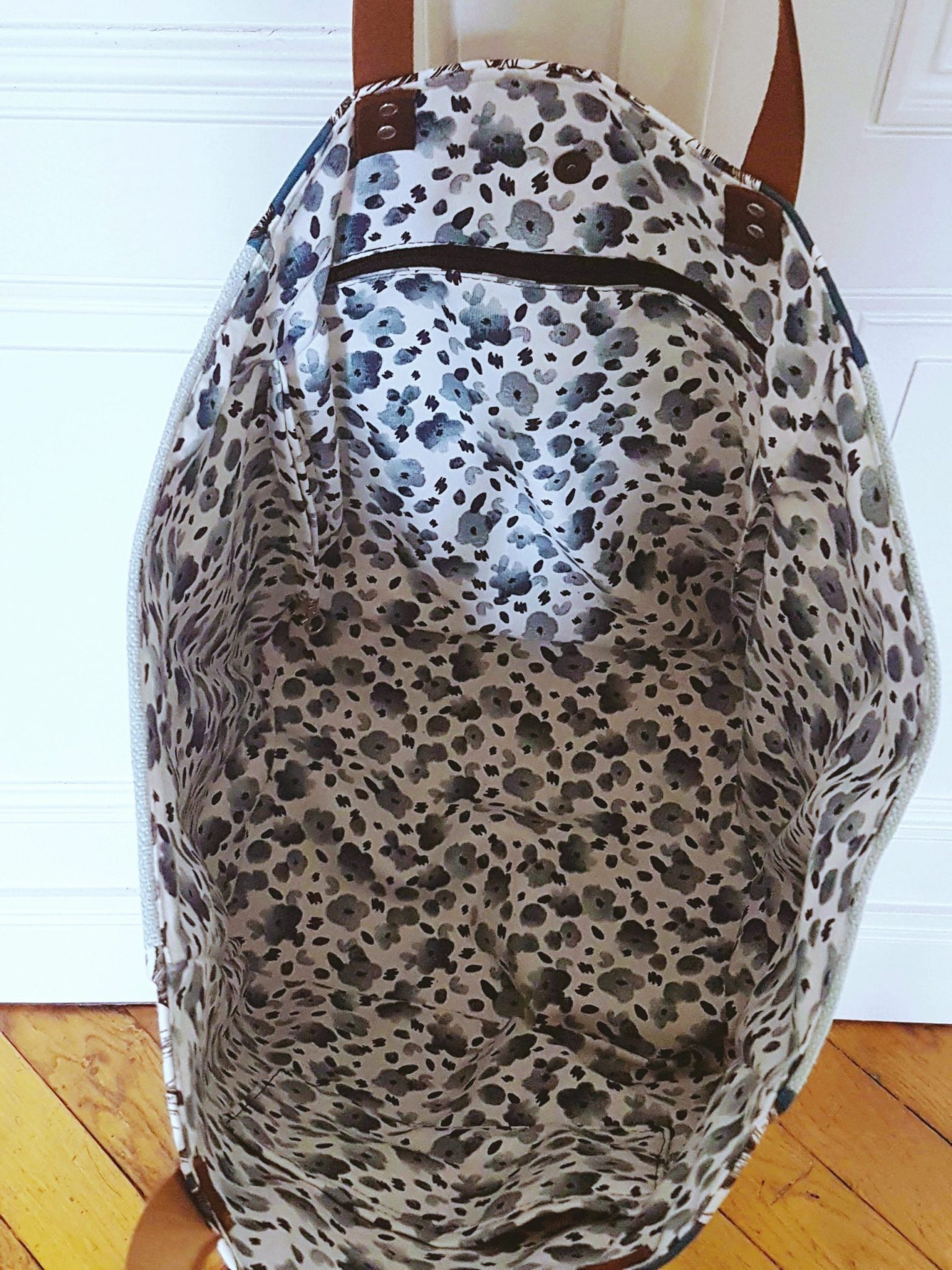 Cabas XL dans les tons bleus en velours et coton. Vue intérieur. Cabas XL tons bleus vue intérieur.