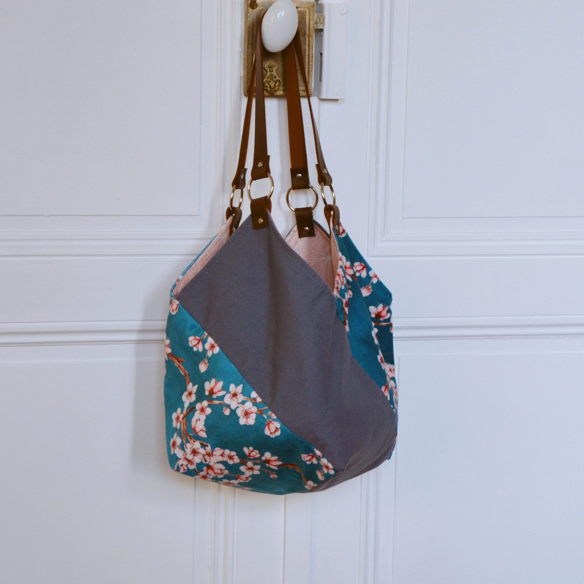 Sac Origami à fleurs japonaise 1 Cabas Origami bleu à fleurs de la marque Bleu Souris - vue face