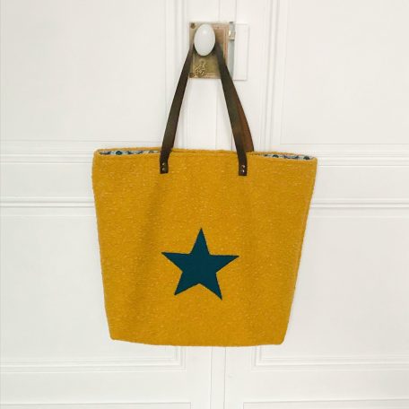 Présentation sac XXL en laine bouclée moutarde de la marque bleu souris vue de face