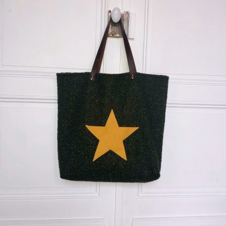 Présentation sac XXL en laine bouclée kaki de la marque bleu souris vue de face