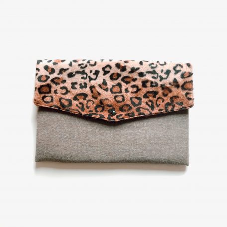 Pochette ordinateur MacBook ou PC Bleu Souris marron beige et fourrure léopard. Présentation face apple