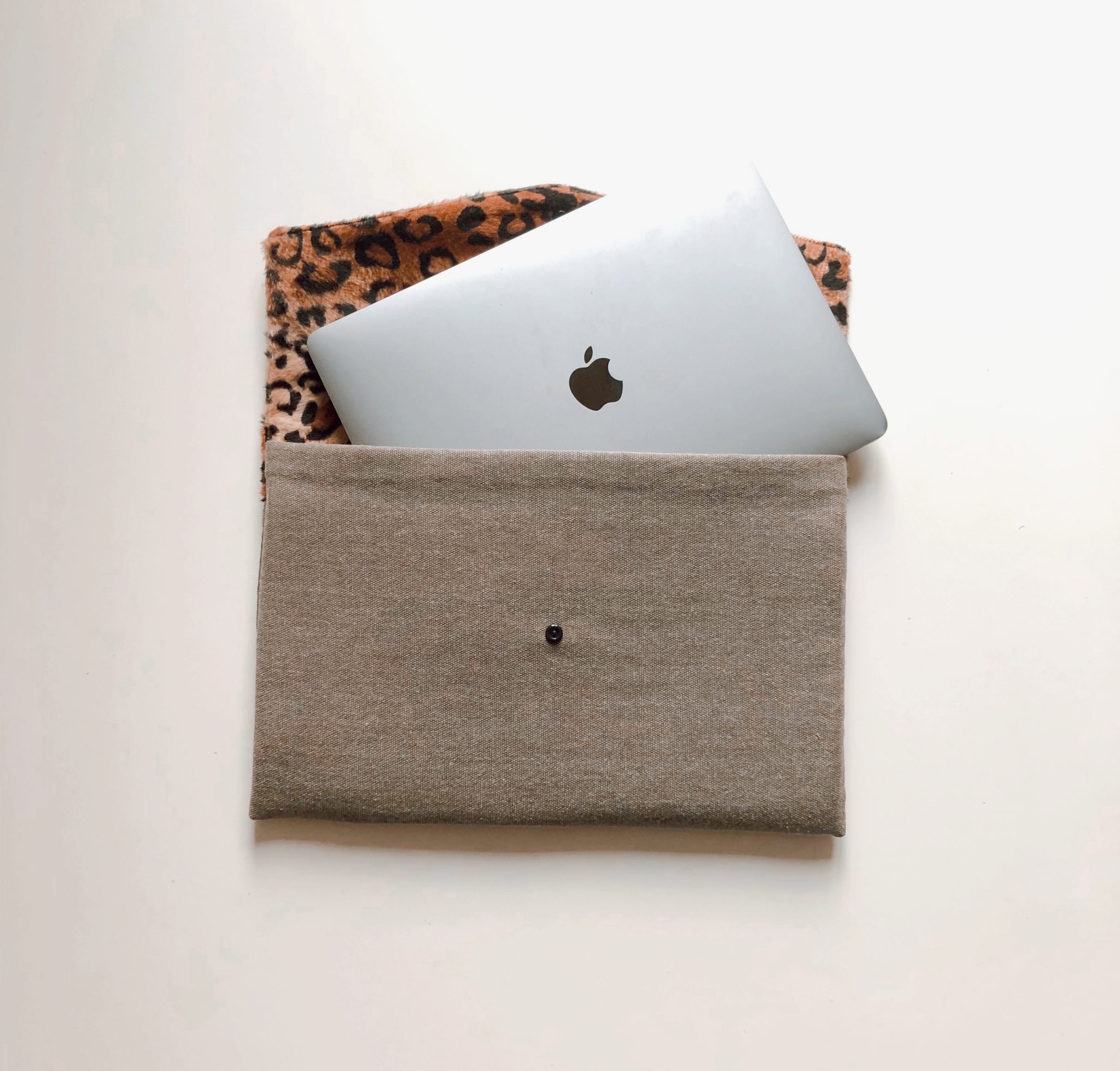Pochette ordinateur MacBook ou PC Bleu Souris marron beige et fourrure léopard. Présentation ouvert avec Mac book apple