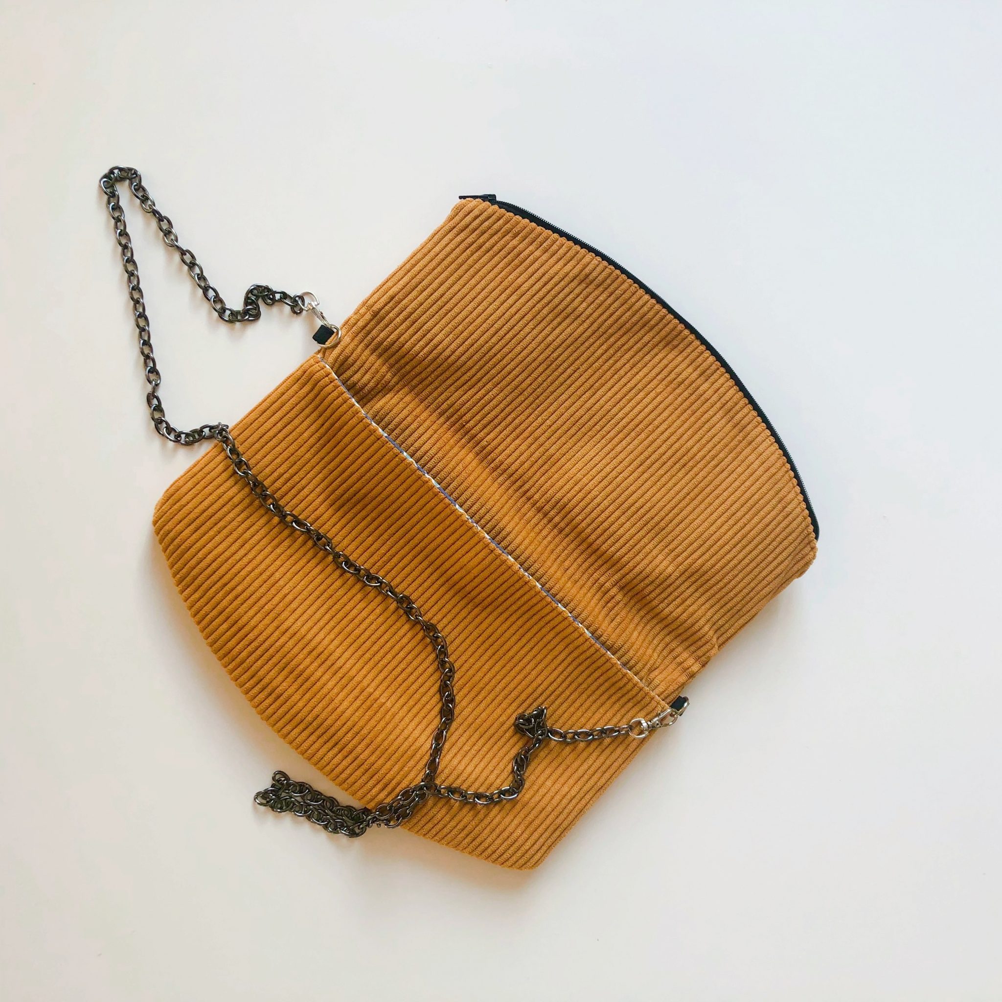 Présentation sac bandoulière avec chaine et mousquetons -sac bandoulière